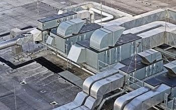 Luftansicht einer industrielle Lüftungsanlage auf dem Dach einer Produktionshalle