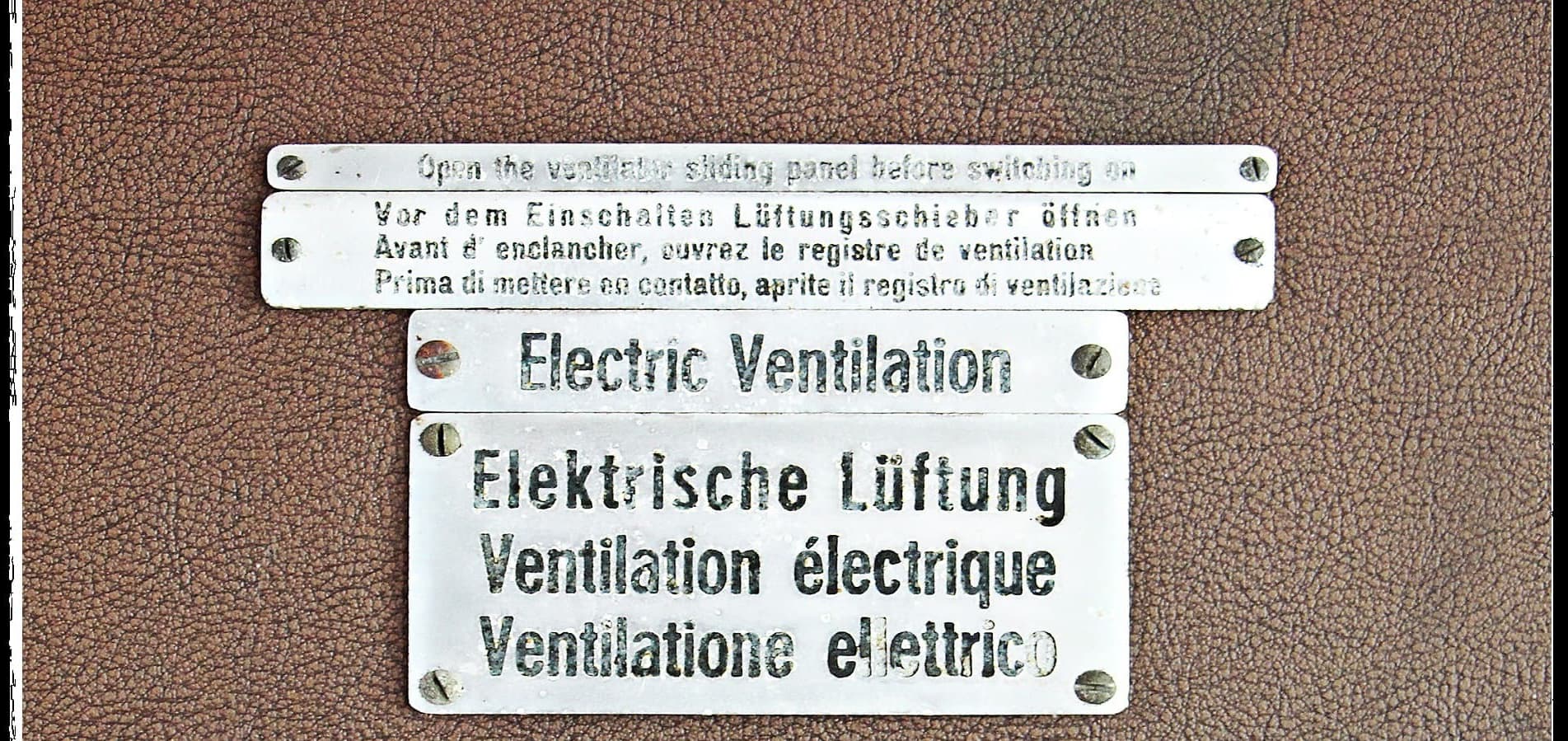Altes Schild mit Hinweis für elektrische Lüftung und Hinweis vor dem einschalten Lüftungsschieber öffnen, in mehrere Sprachen Lüftungstechnik Ahrensburg